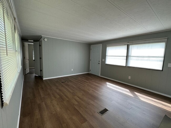Building Photo - Single wide on a private lot! Close to Altavista