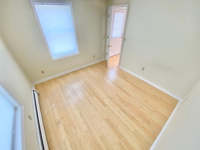 Building Photo - 3 Bedroom in Burlington: LAUNDRY, OFF STREET PARKING, STORAGE, FLEXIBLE LEASE DATES