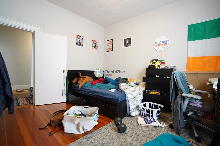 Building Photo - 172 Bigelow St