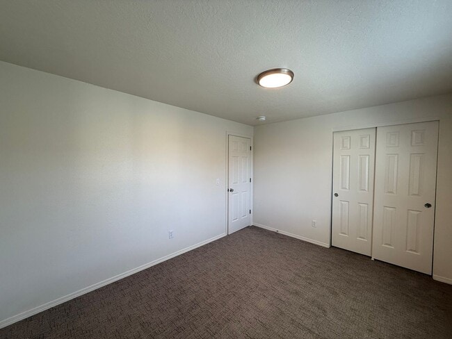 Building Photo - Freshly Updated Four Bedroom
