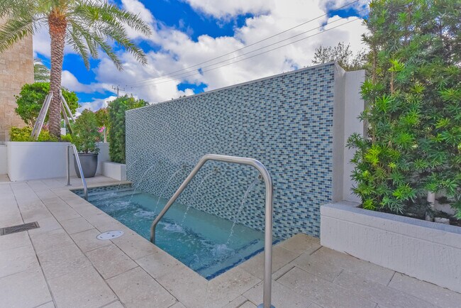 Building Photo - 485 E Royal Palm Rd