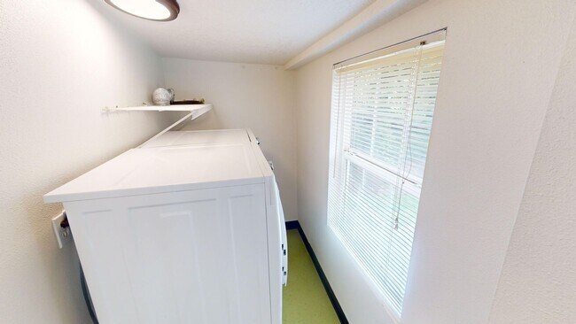 Building Photo - Beautiful Sellwood Bungalow in One of Portland's Most Desirable Neighborhoods. Pet friendly!