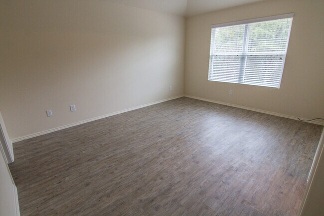 Building Photo - 2105 Oakwood Forest Dr