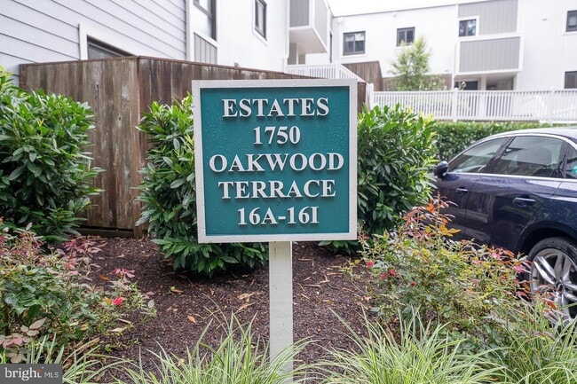 Building Photo - 1750 Oakwood Terrace