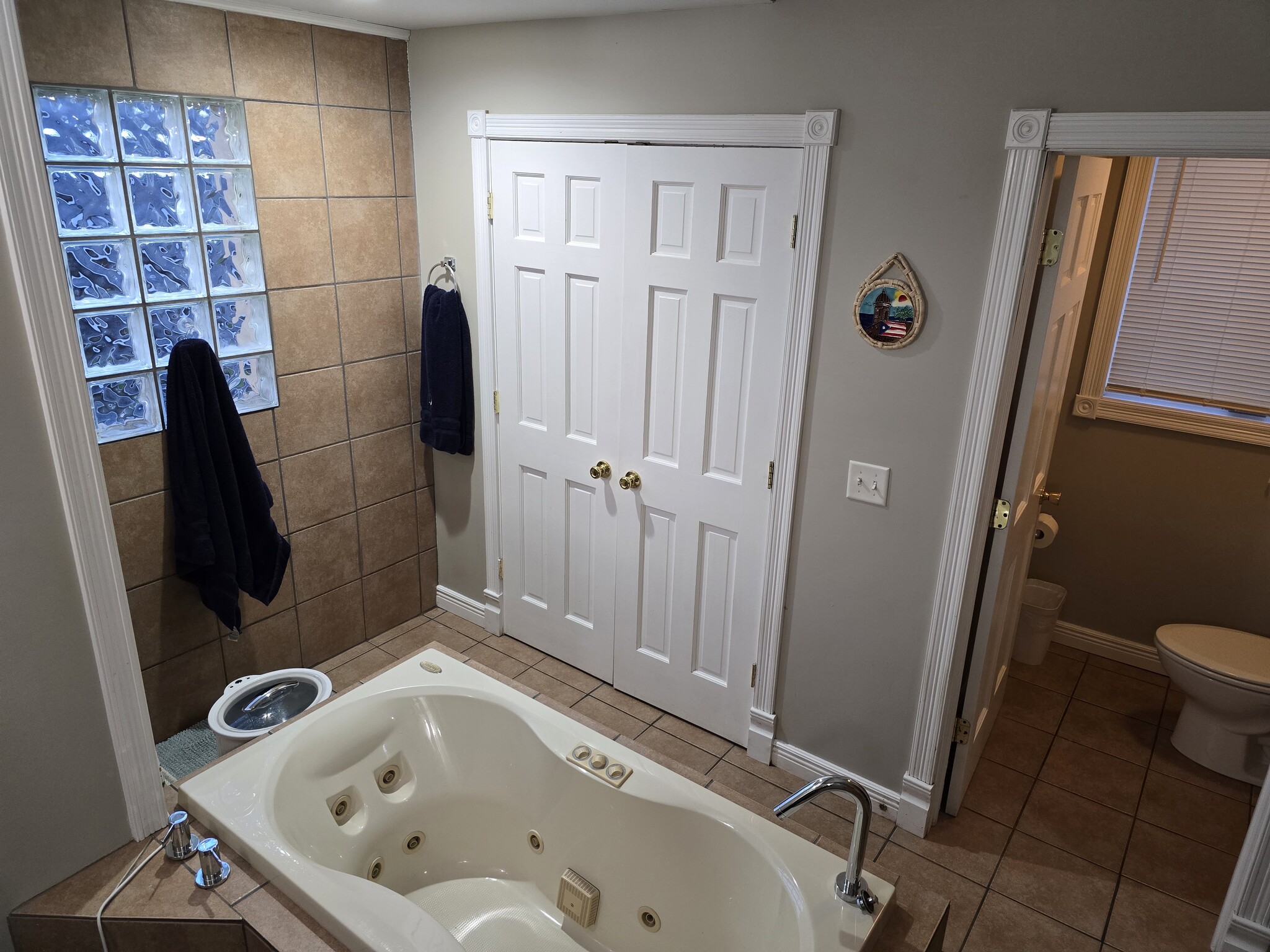 primary bathroom jetted tub - 407 N Arsenal Ave