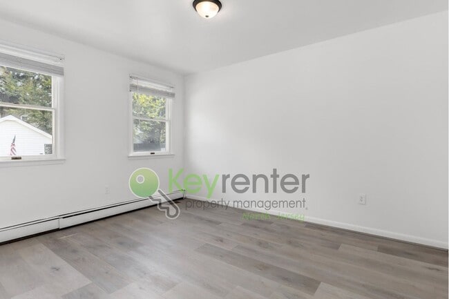 Building Photo - Spacious 3-Bed, 2-Bath First-Floor Unit wi...