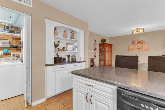 Building Photo - 1656 Herault Pl