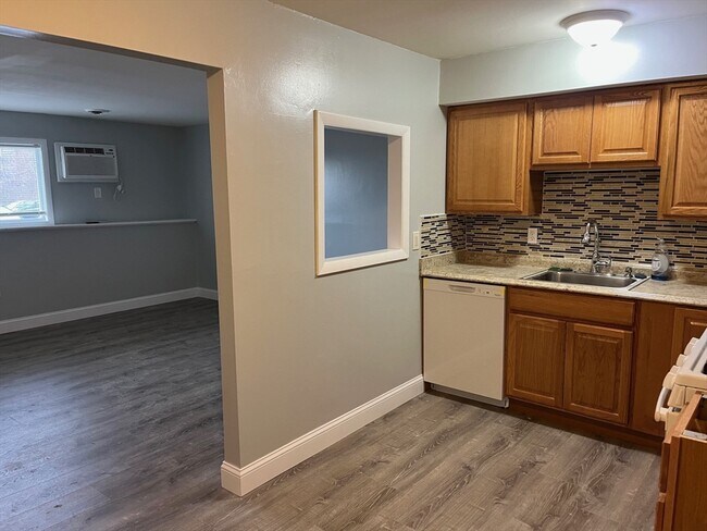 Building Photo - 225 Danforth St