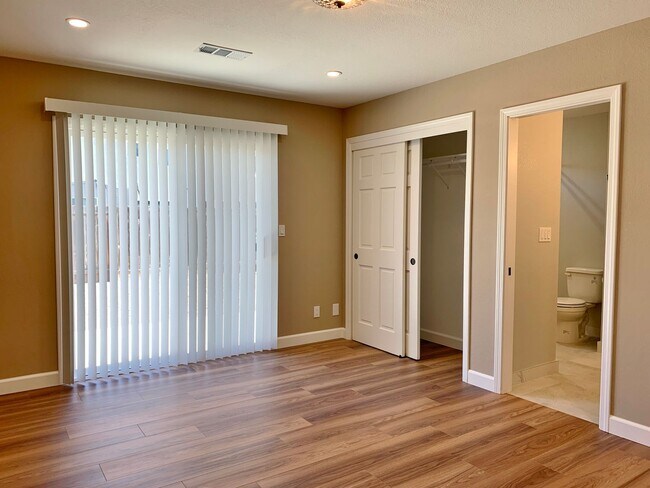 Building Photo - 900 Apricot Ln