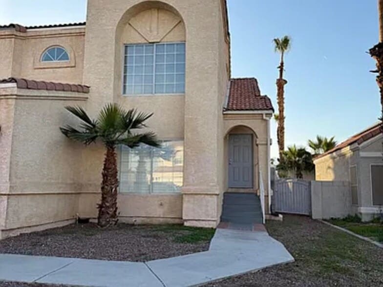 Building Photo - 1613 Royal Palm Dr