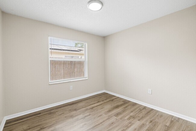 Building Photo - Cute 3/2 home with garage