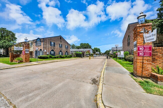Building Photo - 6334 Chevy Chase Dr