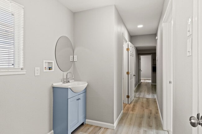 Building Photo - Remodeled 4-Bedroom House w/ Private Yard in Oakland