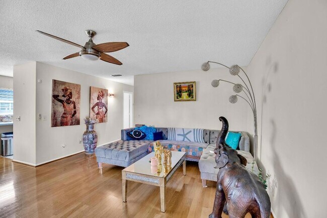 Building Photo - 2 Vis Gdns Trl