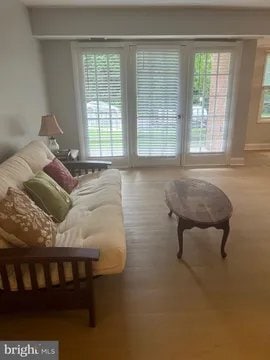 Building Photo - 3915 Lyndhurst Dr