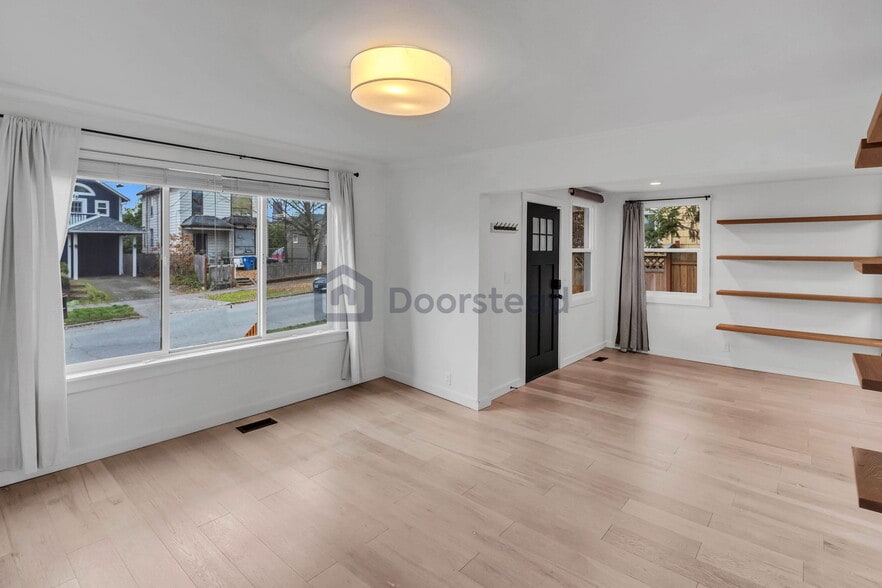 Building Photo - 924 24th Ave S