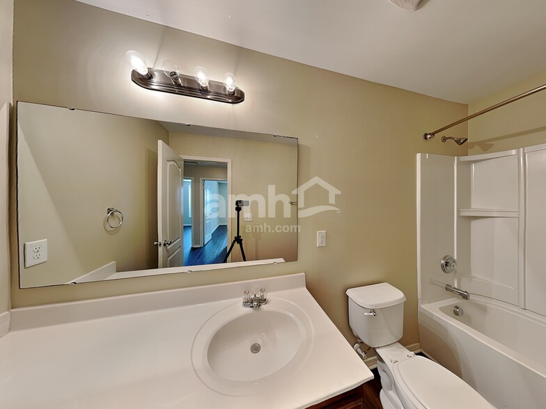 Building Photo - 427 Bougainvillea Ct