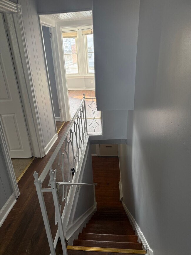 Building Photo - 3 Bedroom Home Steps to LaSalle University