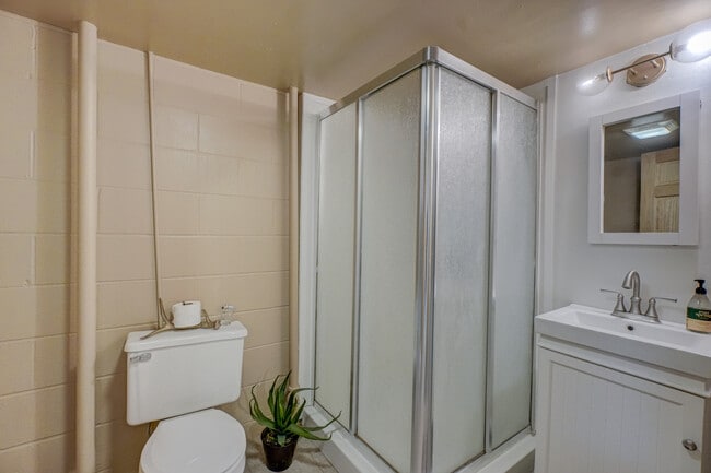 Building Photo - 2006 Pine St W