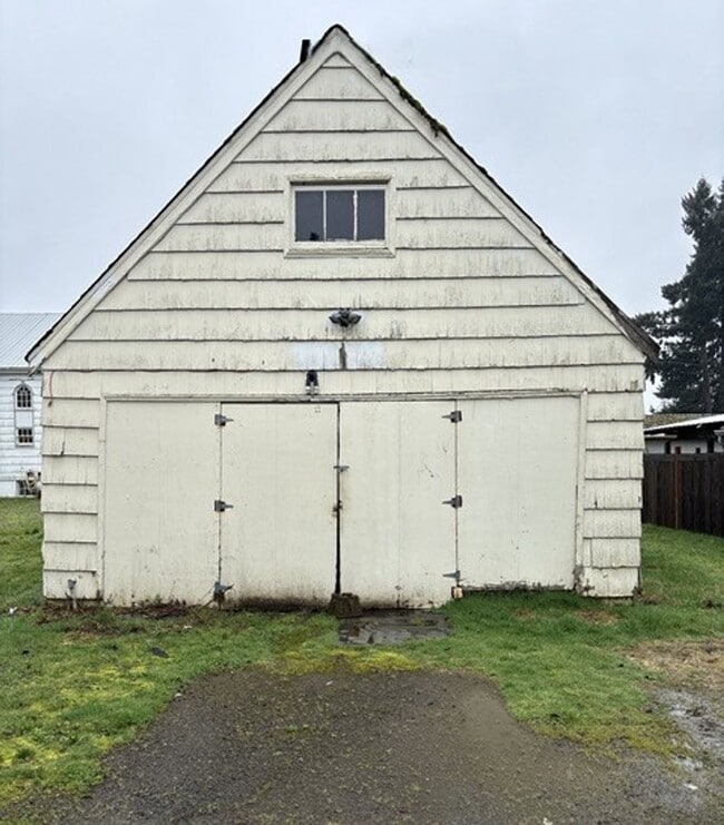 Building Photo - 4Bd/1Ba Two Story House - Available to View!