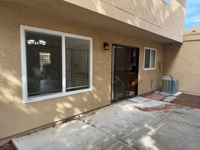 Building Photo - Updated 3 Bedroom 2.5 Bath 2 Story Condo F...