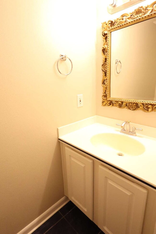 Building Photo - "Charming 2-Bed Townhouse with Cozy Fireplace in Prime Fort Walton Beach Location!"