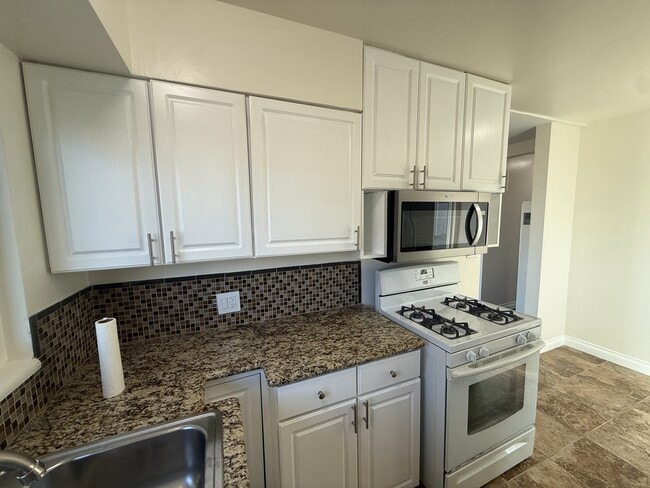 Building Photo - 316 Calle Miramar