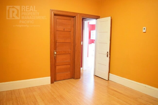 Building Photo - Spacious 3 Bedroom in Prime Location