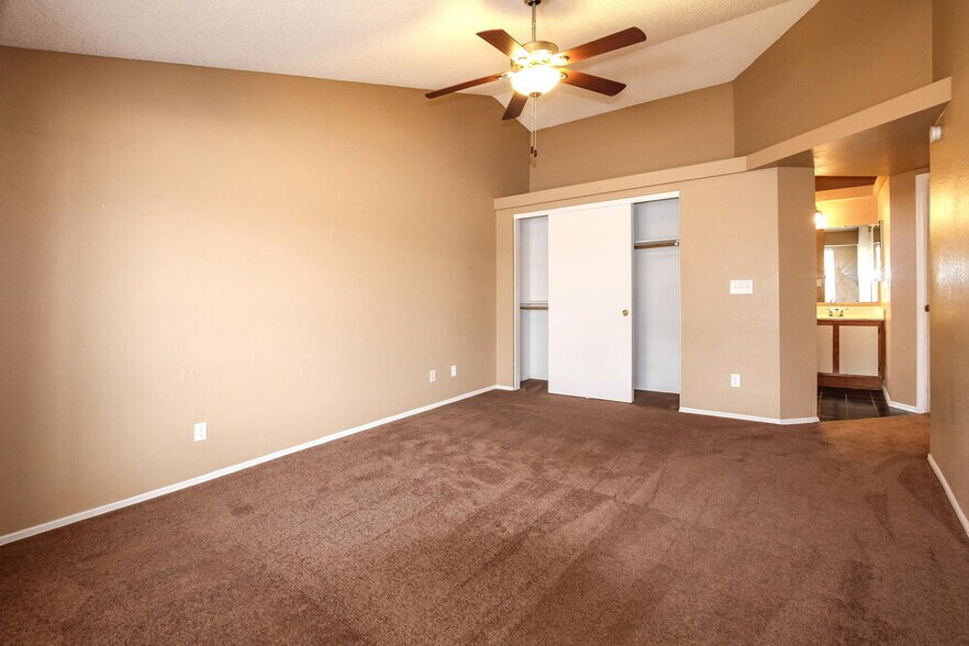 Building Photo - 8003 W Larkspur Dr