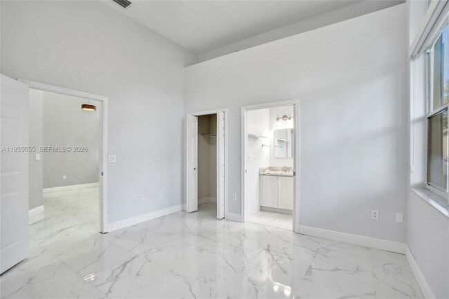 Building Photo - 652 W Palm Aire Dr