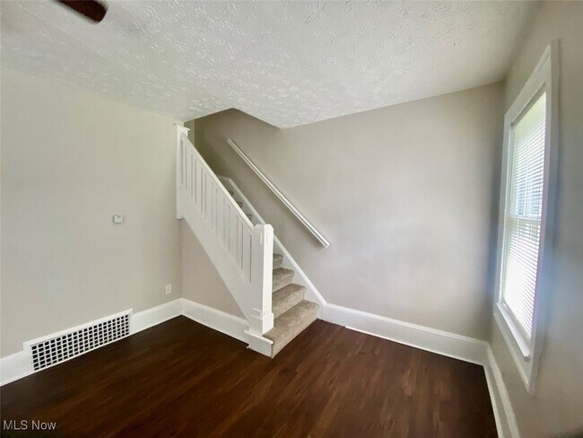 Building Photo - 161 Walnut Terrace