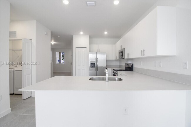 Building Photo - 2729 SE 25th Ave