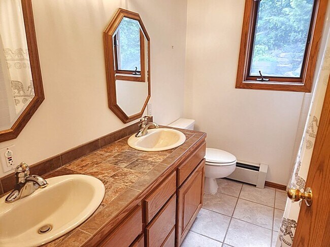 Building Photo - Private Pinebrook Estates Home