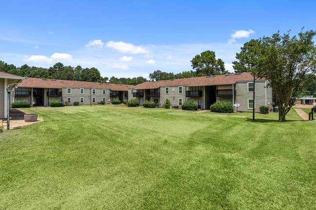 Community Exterior - Creekside Apartments
