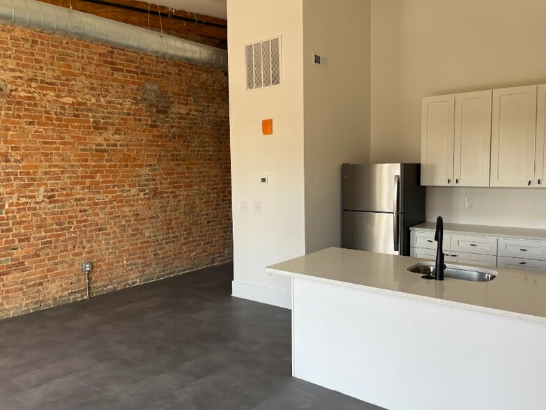 Building Photo - 145-151 E Main St