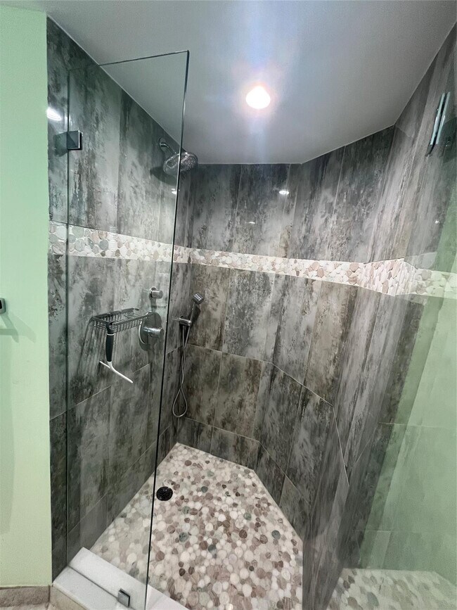 Building Photo - 333 NE 21st Ave