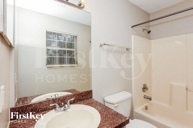 Building Photo - 830 Burland St