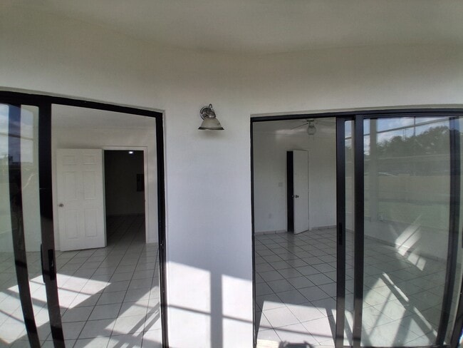 Building Photo - 1605 NE Miami Gardens Dr