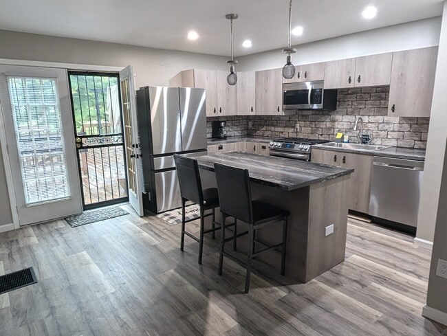 Building Photo - Rutland Ave