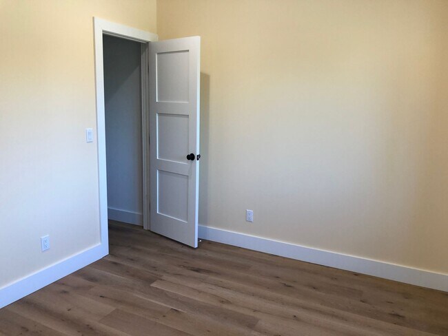 Building Photo - 463 La Paloma Rd