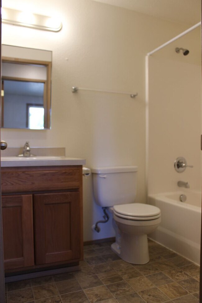 Building Photo - 252 NE Palomar Ct