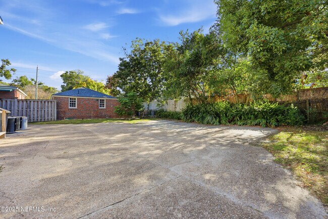 Building Photo - 3110 Oak St