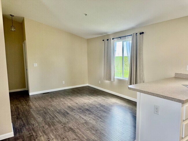 Building Photo - 600-606 Dolan Rd