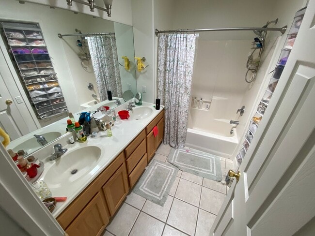 Building Photo - Three Bedroom Town Home with Two-Car Garage