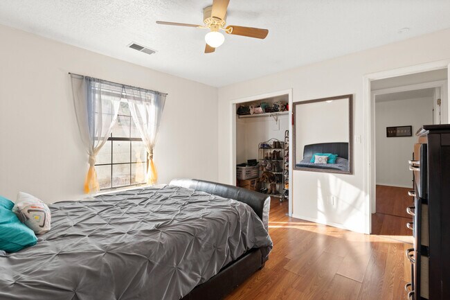 Building Photo - 310 Cll Quieta NE