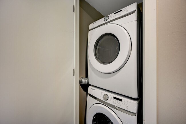 Building Photo - HOUSING CHOICE VOUCHER APPROVED! MOVE IN SPECIAL! **$300 OFF FIRST MONTH'S RENT!!**
