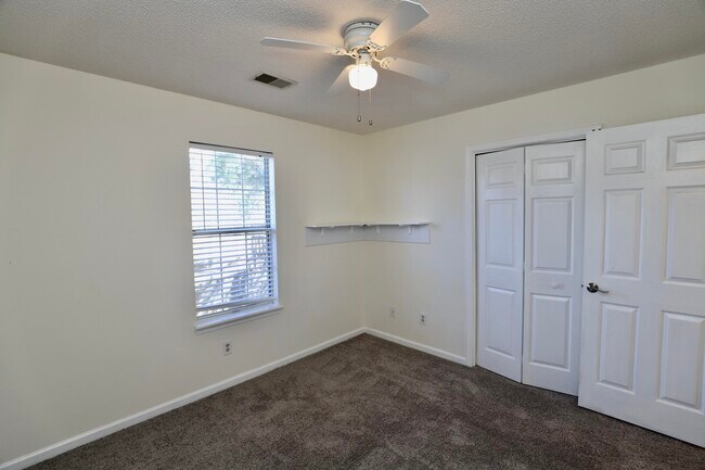 Building Photo - 21 N Trace Ct