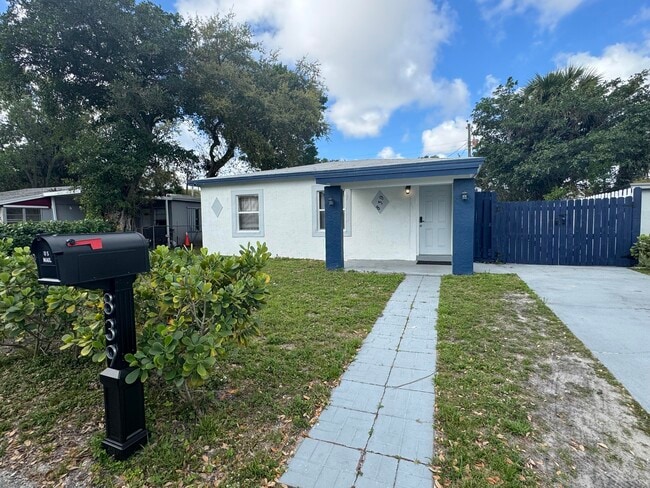 Building Photo - 839 NW 16th Terrace