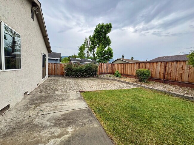 Building Photo - Spacious 3 Bedroom Gilroy Home with AC  & Attached Garage