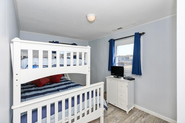 Building Photo - FURNISHED OFF-SEASON MONTHLY RENTAL-STARTI...